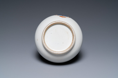 Un vase de forme bouteille en porcelaine de Chine &agrave; d&eacute;cor armori&eacute;, Qianlong