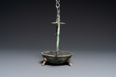 Een Vietnamese bronzen olielamp met complete ophangketting, Dong Son, ca. 3e/1e eeuw v.C.