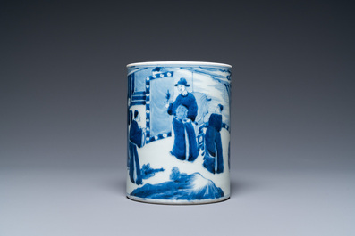 Un pot &agrave; pinceaux en porcelaine de Chine en bleu et blanc, Kangxi