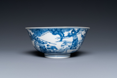 Een Chinese blauw-witte kom met oorlogsdecor, Chenghua merk, Kangxi
