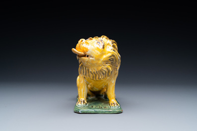 Un 'Lion de Brabant' en fa&iuml;ence polychrome de Bruxelles, dat&eacute; 1788