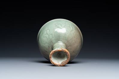 Een Chinese Longquan celadon stem cup met onderglazuur decor, Ming