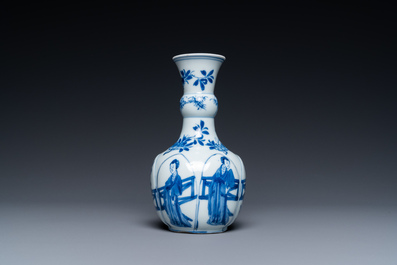 Een Chinese blauw-witte vaas in lotusvorm gemouleerd, Kangxi