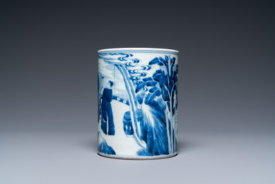 Un pot &agrave; pinceaux en porcelaine de Chine en bleu et blanc, Kangxi