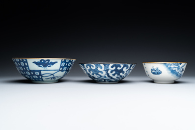 Sept pi&egrave;ces en porcelaine de Chine 'Bleu de Hue' pour le Vietnam, 19&egrave;me