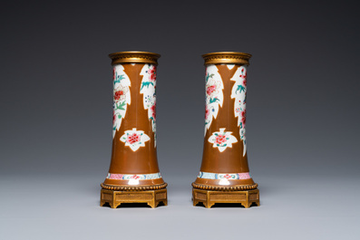Une paire de vases en porcelaine de Chine famille rose aux montures en bronze dor&eacute;, Qianlong