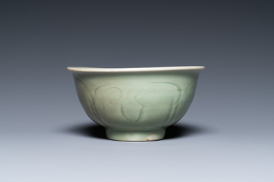 Een Chinese Longquan celadon kom met ingekerfd decor, Ming