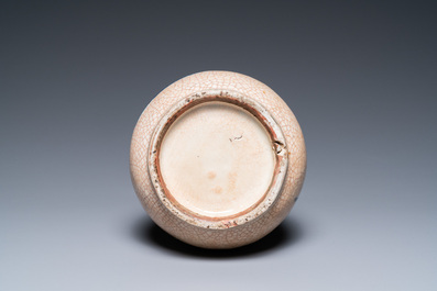 Een Chinese blauw-witte vaas met craquel&eacute; fond, Kangxi