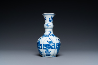 Een Chinese blauw-witte vaas in lotusvorm gemouleerd, Kangxi