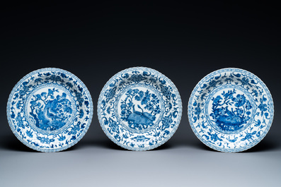 Six plats godronn&eacute;s en porcelaine de Chine en bleu et blanc, Kangxi