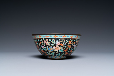 A Chinese Bencharong bowl for the Thai market, 19th C.