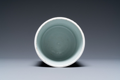 Un pot &agrave; pinceaux en porcelaine de Chine en bleu et blanc, Kangxi