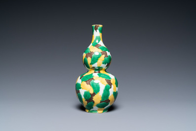 Een Chinese sancai-geglazuurde kalebasvaas, Kangxi