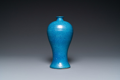 Un vase de forme 'meiping' en porcelaine de Chine &agrave; &eacute;mail robin's egg, marque de Qianlong, 19/20&egrave;me