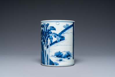 Un pot &agrave; pinceaux en porcelaine de Chine en bleu et blanc, Kangxi