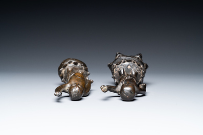 Twee Chinese bronzen figuren van de jonge Boeddha, Ming