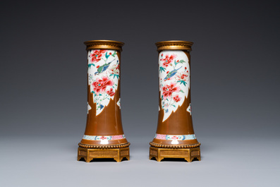 Une paire de vases en porcelaine de Chine famille rose aux montures en bronze dor&eacute;, Qianlong