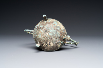 Een Vietnamese bronzen olielamp met complete ophangketting, Dong Son, ca. 3e/1e eeuw v.C.