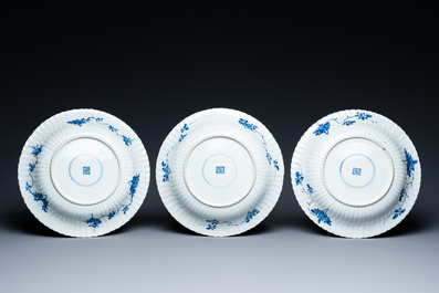 Six plats godronn&eacute;s en porcelaine de Chine en bleu et blanc, Kangxi