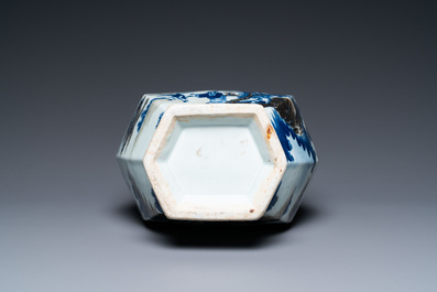 Een Chinese blauw-witte en koperrode vaas met een bergachtig landschap, 19e eeuw