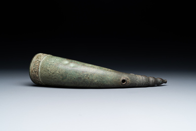 A Vietnamese bronze 'Oliphant' horn or rhyton, L&ecirc; or Mạc dynasty, 15/16th C.