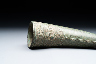 A Vietnamese bronze 'Oliphant' horn or rhyton, L&ecirc; or Mạc dynasty, 15/16th C.