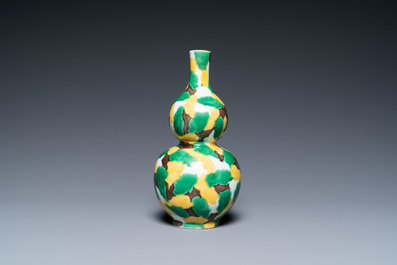 Een Chinese sancai-geglazuurde kalebasvaas, Kangxi