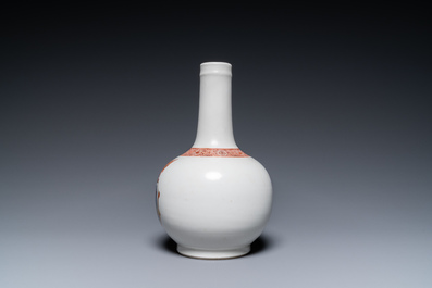 Un vase de forme bouteille en porcelaine de Chine &agrave; d&eacute;cor armori&eacute;, Qianlong