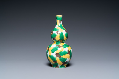 Een Chinese sancai-geglazuurde kalebasvaas, Kangxi
