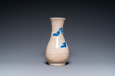 Een Chinese blauw-witte vaas met craquel&eacute; fond, Kangxi