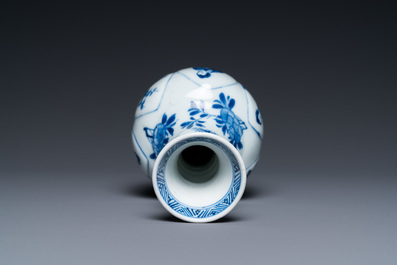 Een Chinese blauw-witte vaas in lotusvorm gemouleerd, Kangxi