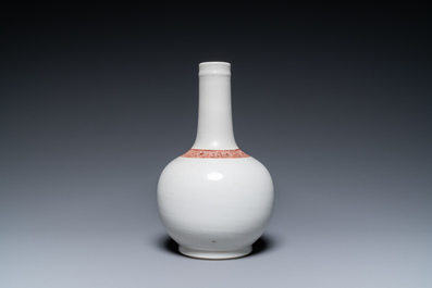 Un vase de forme bouteille en porcelaine de Chine &agrave; d&eacute;cor armori&eacute;, Qianlong