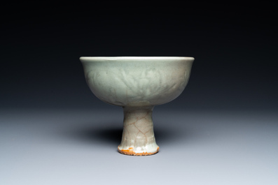 Een Chinese Longquan celadon stem cup met onderglazuur decor, Ming