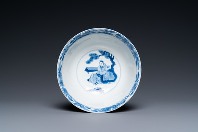 Een Chinese blauw-witte kom met oorlogsdecor, Chenghua merk, Kangxi