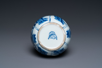 Een Chinese blauw-witte vaas in lotusvorm gemouleerd, Kangxi