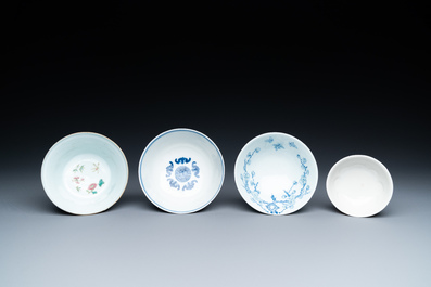 Vier diverse Chinese famille rose en blauw-witte kommen, 19/20e eeuw