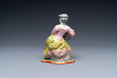 Une figure d'une vendeuse de fleurs aux seins nus en fa&iuml;ence polychrome de Delft petit feu, 18&egrave;me