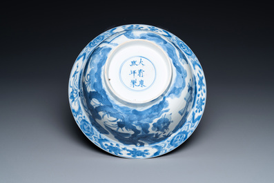 Een Chinese blauw-witte 'klapmuts' kom, Kangxi merk en periode