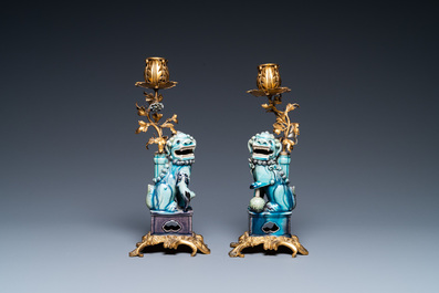 Une paire de lions bouddhistes en porcelaine de Chine en turquoise et aubergine mont&eacute;s comme cand&eacute;labres en bronze dor&eacute;, Kangxi et 19&egrave;me