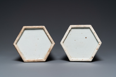 Twee Chinese blauw-witte hexagonale hoedensteunen met landschappen, 19e eeuw