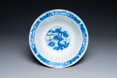 Een Chinese blauw-witte 'klapmuts' kom, Kangxi merk en periode