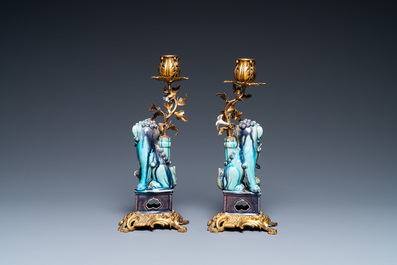 Une paire de lions bouddhistes en porcelaine de Chine en turquoise et aubergine mont&eacute;s comme cand&eacute;labres en bronze dor&eacute;, Kangxi et 19&egrave;me
