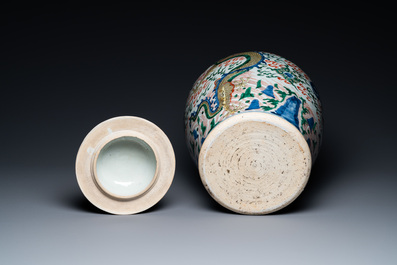 Un vase couvert en porcelaine de Chine wucai &agrave; d&eacute;cor de dragons, &eacute;poque Transition