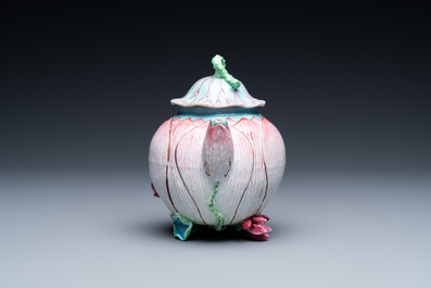 Une th&eacute;i&egrave;re couverte en forme de lotus en porcelaine de Chine famille rose, Yongzheng