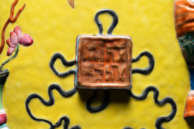 Een Chinese famille rose rouleau vaas met reli&euml;fdecor van antiquiteiten op gele fondkleur, 19e eeuw