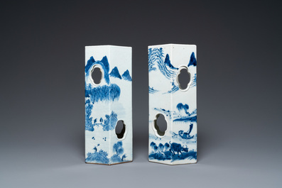 Twee Chinese blauw-witte hexagonale hoedensteunen met landschappen, 19e eeuw