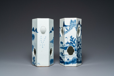 Twee Chinese blauw-witte hexagonale hoedensteunen met landschappen, 19e eeuw