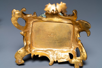 Une paire de lions bouddhistes en porcelaine de Chine en turquoise et aubergine mont&eacute;s comme cand&eacute;labres en bronze dor&eacute;, Kangxi et 19&egrave;me