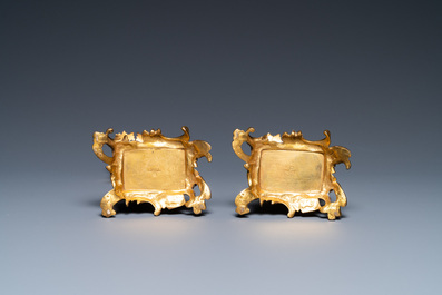 Une paire de lions bouddhistes en porcelaine de Chine en turquoise et aubergine mont&eacute;s comme cand&eacute;labres en bronze dor&eacute;, Kangxi et 19&egrave;me