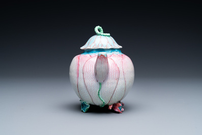 Une th&eacute;i&egrave;re couverte en forme de lotus en porcelaine de Chine famille rose, Yongzheng